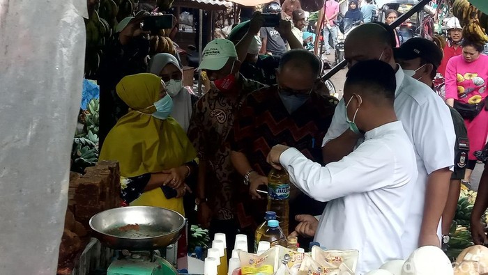 Gubernur Andi Sudirman Sulaiman saat mengecek harga bahan pokok di Pasar Terong, Makassar (detikSulsel/Muh Ishak Agus)
