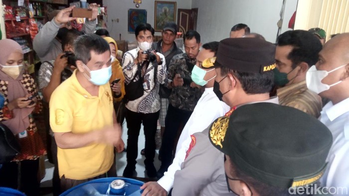 Gubernur Andi Sudirman Sulaiman saat mengecek harga bahan pokok di Pasar Terong, Makassar (detikSulsel/Muh Ishak Agus)