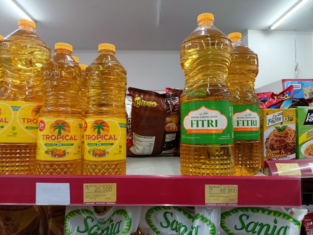 Harga minyak goreng di Alfamart Ciapus, Bogor (CNBC Indonesia/Ferry Sandi)
