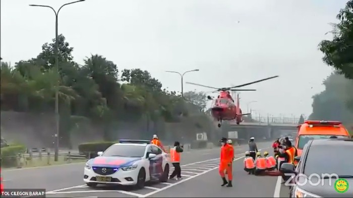 Helikopter mendarat di tol Tangerang-Merak