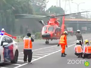 Momen Langka Helikopter Mendarat di Tol Tangerang-Merak, Ada Apa?