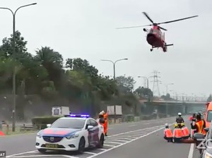 Melihat Lagi Momen Helikopter Mendarat di Tol Tangerang-Merak