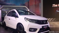 Pun tersemat front under spoiler yang membuatnya terlihat sporty dari depan. Foto: Ridwan Arifin