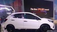 Black Side Under Spoiler dan Black Side Door Mirror yang dilengkapi dengan LED Turning Signal dan Black Door Handle. Foto: Ridwan Arifin