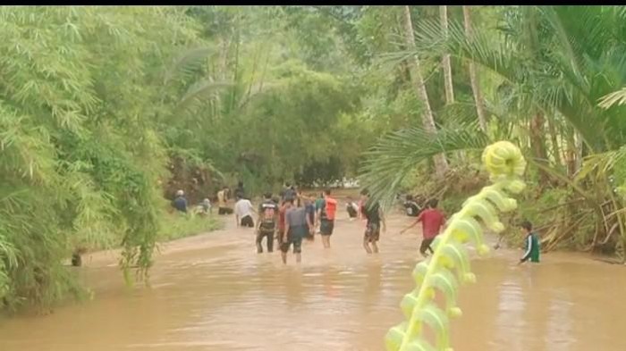 im Rescue tengah mencari korban hilang yang diduga hanyut terbawa banjir di Kecamatan Cigemblong, Lebak