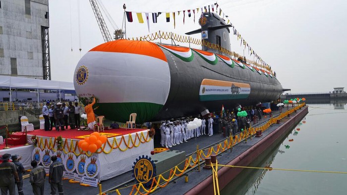 India Luncurkan Kapal Selam Berteknologi Paling Maju di Dunia A security officer stands guard during the launch of Vagsheer, India's sixth Scorpene class submarine, in Mumbai, India, Wednesday, April 20, 2022.(AP Photo/Rafiq Maqbool)