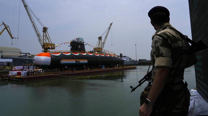 India Luncurkan Kapal Selam Berteknologi Paling Maju di Dunia A security officer stands guard during the launch of Vagsheer, India's sixth Scorpene class submarine, in Mumbai, India, Wednesday, April 20, 2022.(AP Photo/Rafiq Maqbool)