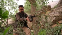 Dua bersaudara Bahez dan Nabaz Farooq Ali tengah memasang kamera di sekitar batang pohon di gunung Mabo, Kurdistan, Irak. Ali bersaudara berharap dapat melihat rekaman macan tutul Persia yang kini hanya tersisa sekitar 1.000 ekor di seluruh dunia.