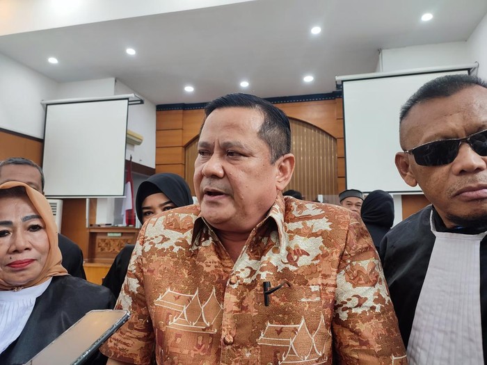 Irjen Napoleon Bonaparte (tengah)