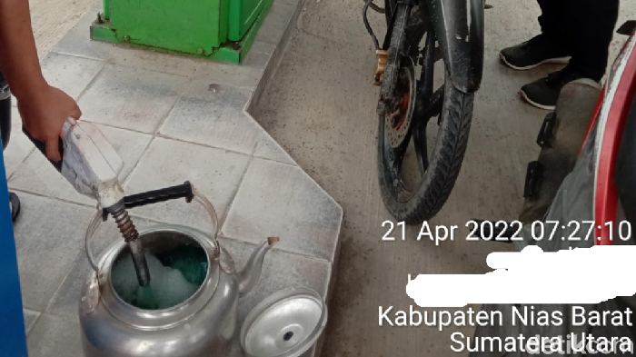 Warga di Nias Barat mengisi BBM dengan teko.