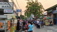 Berbagai jajanan dari mulai dari kebab, cilor, sotang, burger, lumpia hingga minuman segar bisa traveler dapatkan di Jalan Labu, Lagoa, Tanjung Priok. Lokasinya tak begitu jauh dengan Masjid Jakarta Islamic Center. (Tasya Khairally/detikcom)