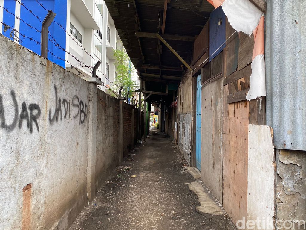 Jalan yang digunakan warga di balik tembok SMKN 69 Jakarta. (Annisa RF/detikcom)