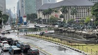 Pantauan detikcom, Kamis (21/4/2022), pukul 10.15 WIB, terlihat sejumlah kendaraan masuk melewati Jalan Medan Merdeka Barat. Lalu lintas terpantau ramai lancar.