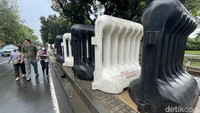 Terlihat beberapa petugas kepolisian mulai berjaga di sekitar kawasan Patung Kuda. Water barrier dan kawat berduri belum terpasang.
