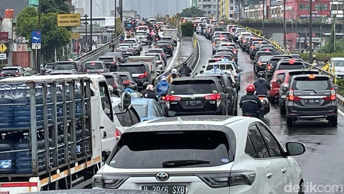 Begini kondisi parahnya kemacetan di sepanjang Jalan Pramuka-Matraman-Salemba, Jakarta, jelang aksi demo mahasiswa, Kamis (21/04/2022) pagi.