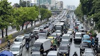 Kemacetan terjadi di sepanjang Jalan Pramuka-Matraman-Salemba, Jakarta, jelang aksi demo mahasiswa, Kamis (21/04/2022) pagi.  