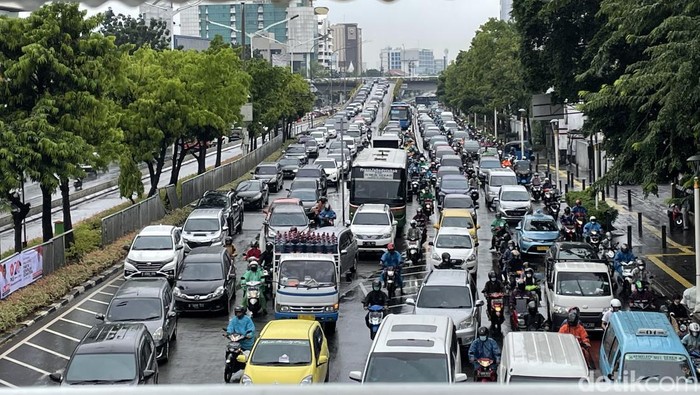 Begini kondisi parahnya kemacetan di sepanjang Jalan Pramuka-Matraman-Salemba, Jakarta, jelang aksi demo mahasiswa, Kamis (21/04/2022) pagi.
