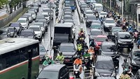 Kendaraan motor dan mobil berhenti akibat kemacetan panjang. 