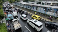 Kendaraan terlihat begitu padat memenuhi jalan. 
