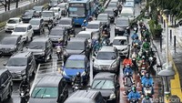 Petugas aparat kepolisian pun akan rekayasa arus lalu lintas karena adanya demo mahasiswa. 