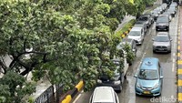 Selain aksi demo, hujan juga menjadi salah satu faktor macetnya lalu lintas.