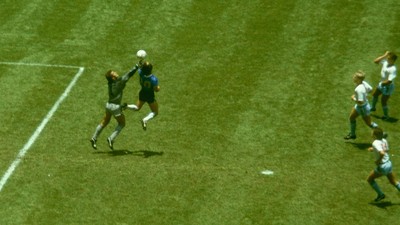 Foto-foto Bola Gol Tangan Tuhan Maradona yang Akan Dilelang