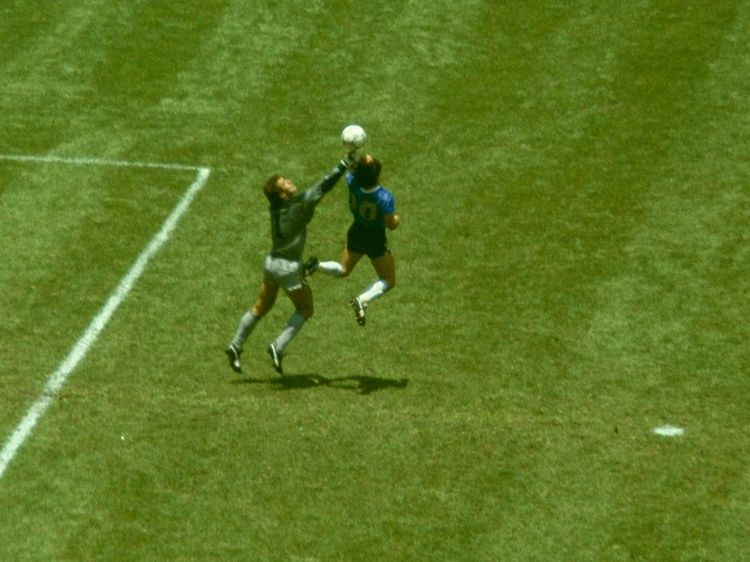 Foto-foto Bola Gol Tangan Tuhan Maradona yang Akan Dilelang
