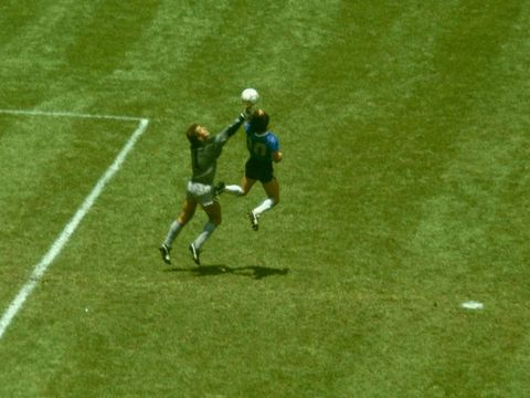Jersey Maradona saat bertanding di perempatfinal Piala Dunia 1986 dilelang. Maradona jadi sorotan dalam pertandingan itu karena mencetak 'Gol Tangan Tuhan'.