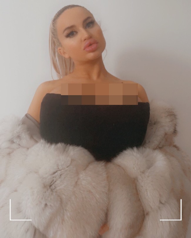 Jessy Bunny dikenal dengan penampilannya yang ekstrem. Ia terobsesi menjadi Bimbo, wanita berambut pirang berpenampilan seksi. Merasa puas dengan perubahannya, wajah dan tubuh baru Jessy ternyata membuat orang tuanya marah. Foto: Instagram