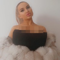 Jessy Bunny dikenal dengan penampilannya yang ekstrem. Ia terobsesi menjadi Bimbo, wanita berambut pirang berpenampilan seksi. Merasa puas dengan perubahannya, wajah dan tubuh baru Jessy ternyata membuat orang tuanya marah. Foto: Instagram