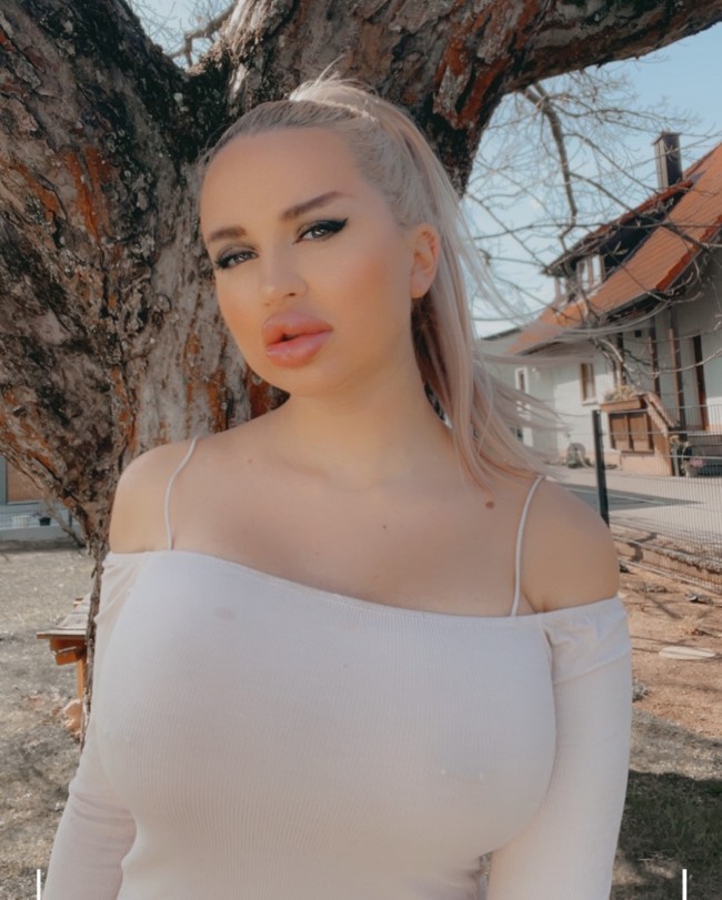 Jessy sendiri menyalahkan orang tuanya karena penampilannya sekarang dikarenakan dulu tidak dibolehkan main Barbie. Foto: Instagram