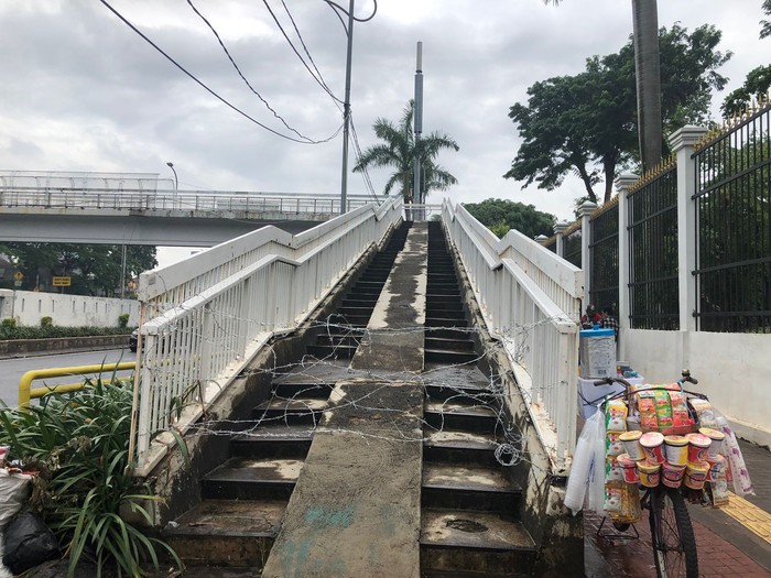 JPO di depan DPR dipasangi kawat berduri (Karin-detikcom)