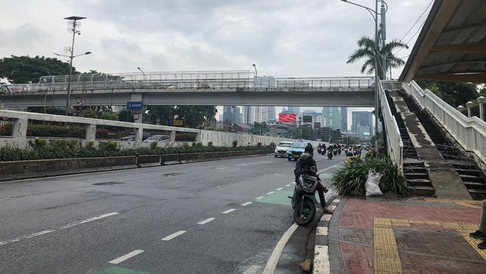 JPO di depan DPR dipasangi kawat berduri (Karin-detikcom)