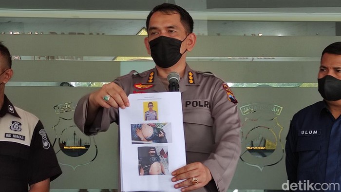 Kabid Humas Polda Jateng, Kombes Iqbal Alqudusy menunjukkan foto Bripda D, polisi yang menjadi peaku pemerasan, Kamis (21/4/2022).