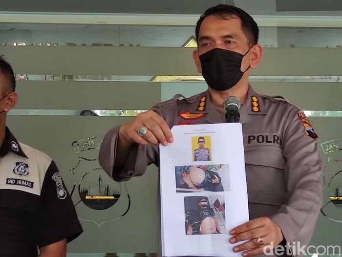 Kabid Humas Polda Jateng, Kombes Iqbal Alqudusy menunjukkan foto Bripda D, polisi yang menjadi peaku pemerasan, Kamis (21/4/2022).