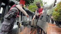 Tak hanya itu, Polda Metro Jaya berjanji akan mengamankan aksi unjuk rasa tersebut dengan mengedepankan sikap humanis.   