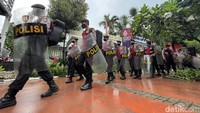 Aparat kepolisian dari Polda Metro Jaya mulai bersiaga di kawasan Patung Kuda Arjuna Wijaya, Jl Medan Merdeka Barat, Jakarta, Kamis (21/04/2022), menjelang aksi demo mahasiwa.  