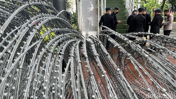 Kawal Demo 21 April, Aparat Mulai Siaga di Kawasan Patung Kuda Aparat kepolisian dari Polda Metro Jaya mulai bersiaga di kawasan Patung Kuda, Jalan Medan Merdeka Barat, Jakarta, Kamis (21/04/2022), jelang aksi demo Mahasiwa.