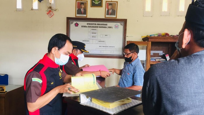 Tim Kejari Buleleng Melakukan Penyitaan terhadap sejumlah dokumen di BUMDes Banjarasem Mandara, Kecamatan Seririt, Kabupaten Buleleng, Bali.