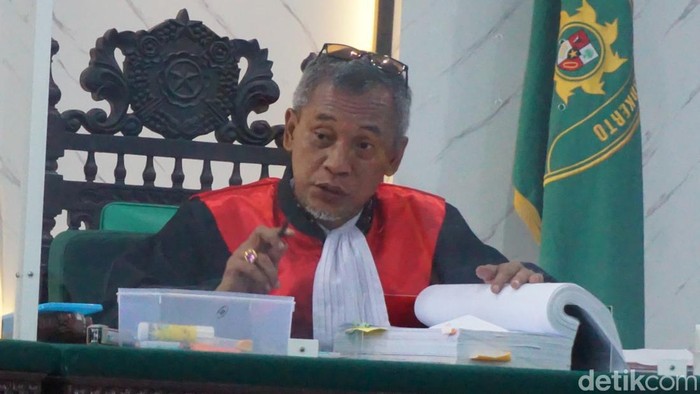 Ketua Majelis Hakim PN Mojokerto saat memvonis oknum polisi penyalahguna narkoba di Mojokerto.