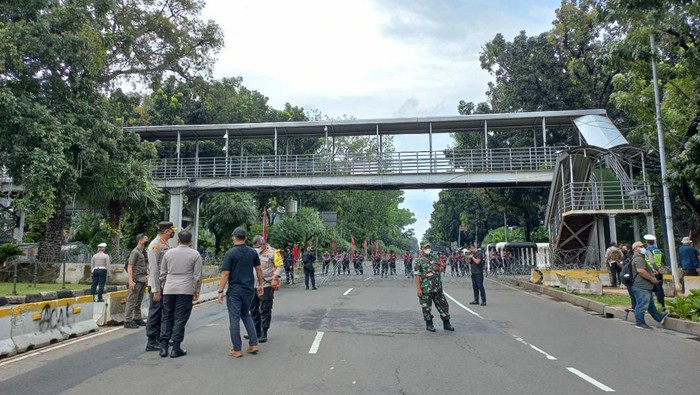 Lalin di Patung Kuda ke Istana Negara ditutup kawat berduri, Kamis (21/4/2022).