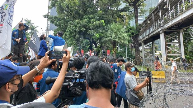 Lalin di Patung Kuda ke Istana Negara ditutup kawat berduri, Kamis (21/4/2022).