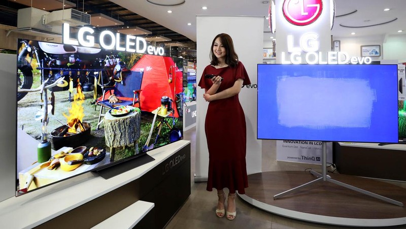 Lee Taejin (kanan) berbincang dengan Product Director Home Entertainment PT. LG Electronics Indonesia Hoony Bae (kiri) saat peluncuran produk tv terbaru LG di Jakarta, Rabu (20/4/2022). PT. LG Electronics Indonesia (LG) meresmikan pemasaran koleksi TV premiumnya tahun 2022 dengan OLED TV sebagai kasta tertinggi, pabrikan perangkat elektronik asal Korea Selatan ini juga memperkenalkan pembaruan pada QNED Mini LED TV sebagai kategori TV LED premium miliknya. Peningkatan kualitas gambar dan suara melalui pembaruan prosesor berbasis kecerdasan buatan (Artificial Intelligence – AI) serta sematan teknologi Dolby terkini menjadi inovasi utama model teratas pada koleksi TV premium ini.