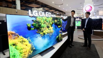 Lee Taejin (kanan) berbincang dengan Product Director Home Entertainment PT. LG Electronics Indonesia Hoony Bae (kiri) saat peluncuran produk tv terbaru LG di Jakarta, Rabu (20/4/2022).