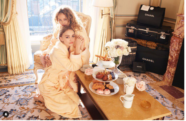 Lily Rose Depp sendiri saat ini sudah mengikuti jejak kedua orangtuanya terjun ke dunia entertainment. Dia dikenal sebagai model dan aktris. Foto: Instagram @ lilyrose_depp