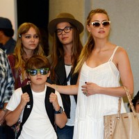 “Ayahku adalah orang yang paling baik. Orang yang aku tahu selalu penuh cinta. Dia adalah seorang ayah yang baik untuk adikku dan aku. Semua orang yang mengenalnya akan mengatakan hal yang sama,” demikian pembelaan Lily Rose untuk Johnny Depp. Foto: AFP