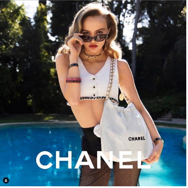 Lily Rose Depp memulai debutnya sebagai model ketika tampil perdana di editorial majalah fashion, Oyster. Remaja 15 tahun itu memiliki aura bintang yang natural ketika berhadapan dengan kamera. Dia kemudian dilirik Karl Lagerfeld untuk menjadi model Chanel. Foto: Instagram @ lilyrose_depp