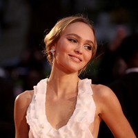 Johnny Depp mengungkapkan dalam persidangan putrinya Lily Rose Depp tidak mau menghadiri pernikahannya dengan Amber Heard yang digelar pada 2015. Padahal saat itu pernikahan hanya dihadiri keluarga dan teman terdekat dengan jumlah tamu 20 - 25 orang. Foto: Getty Images