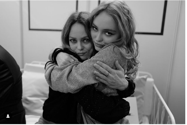 Sebelumnya Lily Rose Depp pernah memberikan pembelaannya ketika sang ayah Johnny Depp disebut melakukan KDRT pada Amber Heard. Pada 2016 melalui unggahan di Instagram, Lily menyebut ayahnya adalah pria yang paling baik. Foto: Instagram @ lilyrose_depp