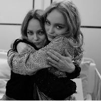 Sebelumnya Lily Rose Depp pernah memberikan pembelaannya ketika sang ayah Johnny Depp disebut melakukan KDRT pada Amber Heard. Pada 2016 melalui unggahan di Instagram, Lily menyebut ayahnya adalah pria yang paling baik. Foto: Instagram @ lilyrose_depp